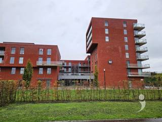 Centraal gelegen en zonnig appartement met leuk uitzicht. Vlak bij openbaar vervoer en winkels.Er is een aparte inkom met plaats voor een vestiaire,...