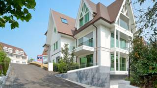 EXCLUSIVE FOR SALE : Beautiful newly built garden apartment, situated in all tranquility, in a villa residence in the heart of Duinbergen, within walking distance of the beach and the Sea. <br />Rare and sunny apartment.<br />Spacious entrance hall with toilet and checkroom, spacious living room with sitting and dining area opening onto the beautiful terrace and garden, where you can enjoy the sun all day. Fully equipped open kitchen with beautiful marble worktop. <br />You have 3 spacious bedrooms: the master bedroom with adjacent luxury bathroom. Then 2 double bedrooms with a shower room. Possibility to purchase 2 indoor pitches, this offers a huge comfort. A dream apartment without equal!