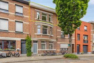 Op de tweede verdieping van een karaktervolle herenwoning in de rustige en groene Sint-Annalei ligt dit stijlvol één-slaapkamerappartement. In...