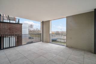 Découvrez la Residentie Graanhaven, un projet unique de construction neuve au cœur d'Alost. Ces appartements de luxe à faible consommation d'énergie combinent le confort moderne et un excellent emplacement, idéal pour ceux qui recherchent un style de vie élégant.<br /><br />Luxe et confort !<br />Les appartements de Residentie Graanhaven ont été conçus avec le souci du détail et offrent une finition de haute qualité. Chaque appartement dispose d'un espace de vie spacieux, de grandes fenêtres pour une lumière naturelle abondante et de vastes terrasses où vous pourrez profiter d'une vue imprenable. Choisissez un appartement avec vue sur l'eau ou sur le jardin paysager - calme et détente garantis.<br /><br />Durable et économe en énergie !<br />La Residentie Graanhaven est construite avec les dernières techniques d'efficacité énergétique, de sorte que vous ne vivez pas seulement confortablement, mais aussi de manière durable et orientée vers l'avenir.<br /><br />Parking souterrain et garage à vélos !<br />Le projet dispose d'un vaste parking souterrain avec beaucoup d'espace pour les voitures et les vélos. Vous bénéficiez ainsi d'une mobilité et d'une sécurité maximales.<br /><br />Pourquoi choisir Residentie Graanhaven ?<br /><br />- Situation centrale au cœur d'Alost<br />- Appartements de luxe à haute efficacité énergétique<br />- Terrasses spacieuses avec vue sur l'eau ou la verdure<br />- Parking souterrain et local à vélos<br /><br />Vivre à Residentie Graanhaven, c'est vivre dans le style, le confort et la tranquillité. Contactez-nous dès aujourd'hui pour plus d'informations ou pour une visite de ce projet unique.<br />Contactez Ruben au 0479/ 03 90 17 ou envoyez un e-mail à ruben@cornelis-partners.be.