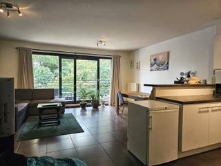 Mooi appartement, gelegen op de 1ste verdieping (met lift). Het appartement omvat een inkomhal met gastentoilet, 2 slaapkamers, een woonkamer...