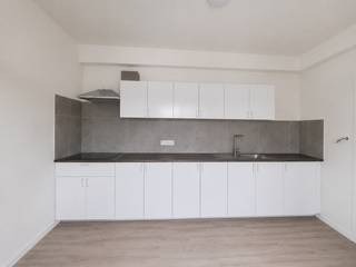 De Neufstraat 7, 2de verdiep- Dit volledig gerenoveerde appartement bevindt zich op de tweede verdieping en geniet van veel natuurlijke lichtinval, waardoor het appartement een aangename en open sfeer biedt.
De woonst beschikt over een aparte keuken, aparte meters en in totaal 2,5 slaapkamers, wat zorgt voor voldoende ruimte en flexibiliteit.
HET APPARTEMENT BESCHIKT OVER 2 GEWONE SLAAPKAMERS, TERWIJL DE DERDE SLAAPKAMER DOORLOPEND IS.
Huurprijs: €1250/maand.
Wenst u dit appartement graag te bezichtigen? Neem gerust contact met ons op om een bezoek in te plannen.
