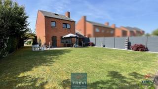 SOUS OPTION Dans une jolie rue résidentielle très accessible, belle maison 3 façades proposant de beaux volumes, 3 chambres et un bureau ainsi...
