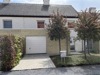 Deze charmante bebouwing met 3 slaapkamers op Warandestraat 28 in Waregem biedt een uitstekende woongelegenheid. Met een bewoonbare oppervlakte van 160m² (grondopp. 238m2) en een gunstige EPC-score B, is dit huis zowel energiezuinig (140kWh)als ruim. De woning beschikt over een lichte leefruimte met grote raampartijen die uitkijken op de tuin, en een half open functionele keuken.<br />De woning werd in 2009 door Groep Huyzentruyt nv gebouwd en heeft een KI van 697€ en wordt door een gasketel verwarmd.<br /><br />De keuken is voorzien van de nodige toestellen en biedt voldoende kastruimte. Op de verdieping bevinden zich de badkamer met douche en ligbad en drie slaapkamers, die elk voldoende ruimte bieden voor een comfortabel verblijf. Slaapkamers en badkamer hebben pvc rolluiken en de woning heeft een handige zolderruimte. De woning is instapklaar en biedt de perfecte basis om er uw droomwoonst van te maken vlakbij het centrum van Waregem en op 5 minuten rijden van de oprit E17.<br /><br />De tuin, toegankelijk via twee schuiframen (één in de keuken en één in de living), is een aangename buitenruimte met terras voorzien van een terras overkapping en veel groen met oa prachtige wijnranken. <br />De tuin is toegankelijk via een Bekaert poortje in de Zagerijstraat. Een garagepoort aan de voorzijde van de woning geeft toegang tot een inpandige garage. Deze woning combineert comfort, functionaliteit en een aantrekkelijke EPC-score, wat het een interessante investering maakt.