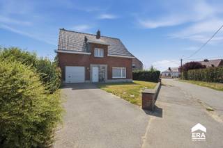 [[ DIT PAND NEEMT DEEL AAN DE ERA OPEN HUIZEN DAG OP 19/9 VAN 11:00 TOT 12:00 ]]
<p><strong>Landelijke open bebouwing in Ichtegem met tuin</strong></p>

<p>Deze open bebouwing uit 1964 combineert een rustige, landelijke ligging met een praktische indeling en een aangename buitenruimte. De woning biedt een mooie basis en tal van mogelijkheden voor wie op zoek is naar een renovatieproject met potentieel.</p>

<p><strong>Indeling:</strong><br />• Lichtrijke living met zicht op de tuin<br />• Keuken met aansluitende veranda<br />• Veranda met directe toegang tot de tuin<br />• Badkamer<br />• Vier slaapkamers<br />• Polyvalente ruimte<br />• Garage<br />• Kelder voor extra stockage<br />• Zolder met bijkomende opbergruimte<br />* Tuin<br /> </p>

<p>De woning dient gerenoveerd en gemoderniseerd te worden, maar biedt hierdoor de mogelijkheid om de ruimtes volledig naar eigen smaak en wensen in te richten.<br />Dankzij het <strong>EPC-label C</strong> beschikt de woning alvast over een goede energetische basis. De lichtrijke leefruimte en veranda zorgen voor een aangename verbinding met de tuin en het omliggende groen.</p>

<p>Een interessante opportuniteit voor wie een woning met ruimte en karakter volledig naar eigen wensen wil renoveren.</p>

<p>Neem vandaag nog contact op voor meer informatie of een bezoek.</p>

<p><strong>JOUW DROOMHUIS. ZO GEVONDEN!</strong></p>