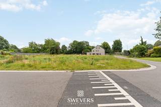 Voor meer info en foto’s, surf naar www.swevers.be – Ontdek deze aantrekkelijke bouwgrond voor open bebouwing aan Weg naar de Grauwe Steen, lot 3, in Heusden-Zolder. In een rustige en aangename omgeving krijgt u hier de kans om een woning volledig naar eigen smaak te realiseren. Het perceel heeft een oppervlakte van 502 m² en biedt ruimte voor een comfortabele gezinswoning met tuin. Dankzij de zuidoostelijke oriëntatie geniet u van een mooie lichtinval doorheen de dag, ideaal voor zonnige momenten op het terras en in de tuin.<br />De bestemming voor open bebouwing, onder voorbehoud van de nodige vergunningen, geeft u veel vrijheid bij het ontwerp van uw toekomstige woning. Bovendien zorgt deze bouwvorm voor extra privacy rondom het huis. Ook de ligging is een sterke troef. De snelweg bevindt zich op slechts 3,8 km, scholen op ongeveer 1 km, openbaar vervoer en recreatie op 400 m en winkels op 900 m. Zo combineert dit perceel rust, ruimte en een vlotte bereikbaarheid.<br />Een mooie kans voor wie droomt van een eigen woning op een goed gelegen bouwgrond in Heusden-Zolder. Voor meer informatie, bel 011 255 155.