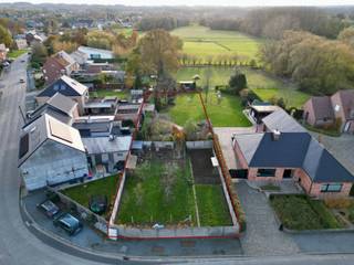 Prachtig gelegen bouwgrond voor OB, te Baardegem!Het perceel heeft een bouwdiepte van 15 meter op het gelijkvloers en 12 meter op de verdieping, met...