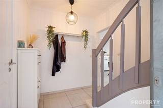 Belle maison jumelée avec 3 chambres spacieuses cherche nouveaux propriétaires à Harelbeke ! Cette propriété est déjà équipée de double vitrage et...