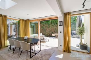 Welkom in deze prachtige moderne villa in Schilde. Deze volledig gerenoveerde topwoning (2022) biedt maar liefst 195 m² aan stijlvolle en...