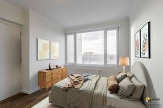 <p><span>In dit instapklare appartement woon je op een boogscheut van het Rivierenhof. Dankzij de nabijheid van bus, tram, velo-stations én de snelle oprit naar de autosnelweg geniet je hier van een uitstekende mobiliteit. Wat ligging en bereikbaarheid betreft, zit je hier dus perfect.</span></p><p><span> </span></p><p><span>Het appartement bevindt zich op de dertiende verdieping van een gebouw met zeventien verdiepingen. Het dak is geïsoleerd volgens de norm 2020. De vaste kosten bedragen €240/maand en omvatten warm en koud water, verwarming, lift, syndicus, vuilophaling en onderhoud van de gemene delen. In 2020-2021 werd het appartement volledig en kwalitatief gerenoveerd en sindsdien piekfijn onderhouden, waardoor je zonder zorgen kan verhuizen. Het PVC-hoogrendementsglas (2020) zorgt voor extra comfort en een goede isolatie.</span></p><p><span> </span></p><p><span>Via de veiligheidsdeur kom je binnen in de aparte inkomhal met ruime ingemaakte kast, waar ook de aansluiting voor een wasmachine voorzien is. Daarna stap je de lichtrijke leefruimte binnen, goed voor zo</span><span>’</span><span>n 34 m². De open keuken is uitgerust met kookvuur, dampkap, spoelbak, ingebouwde oven, microgolf, vaatwasser en frigo. Van hieruit heb je toegang tot het west-georiënteerde terras (3 m²) met een adembenemend zicht over de omgeving. Ook vanuit de 2 slaapkamers (10 m² en 15 m²) geniet je van panoramisch uitzicht. De badkamer (4 m²) is praktisch ingericht en beschikt over een douche en lavabomeubel; het toilet is apart.</span></p><p><span> </span></p><p><span>Tot slot is er nog een privatieve kelderberging aanwezig. Droom jij ervan om elke ochtend wakker te worden met indrukwekkende vergezichten? Mis deze kans dan niet en plan snel je bezoek!</span></p><p><span> </span></p><p><span>Bewoonbare opp. 88 m² ref.: bruto vloeropp. EPC. Voor meer info of een gratis schatting surf naar </span><span><span>www.hansimmo.be</span></span></p><p><span> </span></p>