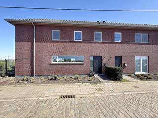 Woning met twee slaapkamers en tuin te huur in Lo-Reninge. Gelegen tussen de velden, met prachtig uitzicht! INDELING:> Gelijkvloers - Leefruimte...