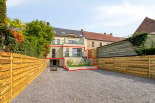 <p>Te koop: modern gesloten appartement in het centrum van Anzegem, op wandelafstand van scholen en met vrij zicht.</p>
<p> </p>
<p>Dit nieuwbouwappartement (bouwjaar 2025) combineert hedendaags wooncomfort met een gunstige ligging in een residentiële buurt. Dankzij het EPC-label A geniet u van energiezuinig wonen. Het appartement beschikt over een private tuin van 24 m² en een terras van 12,67 m², ideaal om buiten te genieten. De centrale ligging biedt vlotte toegang tot winkels, openbaar vervoer en voorzieningen.</p>
<p> </p>
<p>Belangrijkste ruimtes:<br />• Living met veel lichtinval en toegang tot het terras<br />• Eetkamer aansluitend op de keuken<br />• Moderne keuken<br />• 2 slaapkamers<br />• Badkamer met dubbele spoelbak en inloopdouche<br />• Apart toilet<br />• Berging met aansluiting voor wasmachine en droogkast, technische ruimte<br />• Kelder<br />• Tuin (24,25 m²)<br />• Terras (12,67 m²)</p>
<p> </p>
<p>Troeven:<br />• Energiezuinig (EPC-label A)<br />• Private tuin en terras<br />• Centrale ligging met vrij zicht</p>
<p> </p>
<p>Neem vandaag nog contact op met uw ERA-makelaar voor een bezoek.</p>
<p> </p>
<p>JOUW DROOMAPPARTEMENT. ZO GEVONDEN!</p>