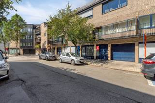 Dit instapklaar appartement bevindt zich in het centrum van Geel met alle faciliteiten zoals winkels, scholen en openbaar vervoer op wandelafstand. Verder zijn ook de omliggende gemeenten zeer vlot bereikbaar.<br /><br />Bij het betreden van het appartement komt u terecht in de ruime leefruimte, waar de woonkamer en de open keuken één mooi geheel vormen. De open indeling zorgt voor een aangename sfeer en maakt van deze ruimte de ideale plek om samen te komen met familie en vrienden. De keuken is tevens volledig uitgerust en biedt veel werk- en opbergruimte. Verder beschikt het appartement over twee ruime slaapkamers en een apart gastentoilet. De badkamer is voorzien van een ligbad met douche en een dubbele wastafel.<br /><br />Ook op praktisch vlak heeft dit appartement heel wat te bieden. Zo is er een handige berging met de nodige aansluitingen voor een wasmachine en een droogkast én beschikt het over een ruime garage. De garage dient men verplicht bij aan te kopen voor een meerprijs van 20.000 euro.<br /><br />Een bijzondere troef is de ruime patio, waar u heerlijk buiten kunt vertoeven en genieten van een aangename, private buitenruimte.<br /><br />Troeven:<br />- Gunstig EPC-label: B<br />- Rolluiken aanwezig<br />- Grote garage<br /><br />Voor meer informatie of een bezoek, neem contact met ons op via info@vastengoed.be of bel naar 014/72 73 74.<br /><br />Wenst u een gratis schatting van uw eigendom? Neem contact met ons op via 014/72 73 74.