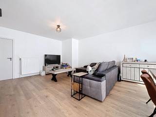 Dit appartement bevindt zich op de tweede verdieping (zonder lift) in een rustige straat in het centrum van Kontich aan het Gemeentepark.  Werkelijk een voortreffelijke locatie op wandelafstand van het centrum van Kontich met leuke winkels, horeca en het Altena, Abraham Hans &amp; St. Jozef Instituut vlakbij. Een ideale locatie voor zowel jonge starters die alles binnen handbereik willen, als voor investeerders die op zoek zijn naar een zorgeloze verhuur.  Het appartement is momenteel al verhuurd aan een huurder die er graag wil blijven wonen, een buitenkansje dus voor mensen die hun geld willen herbeleggen van de wispelturige beurs naar standvastige vastgoed !<br /><br />de Huisleverancier verwelkomt je aan de inkomdeur van het gebouw met een beperkt aantal mede-eigenaars.  We laten je eerst even de staanplaats in de gedeelde garagebox bekijken, deze is inbegrepen in de verkoopprijs.  Daarna passeren we nog eerst even op het gelijkvloers langs de praktische private bergruimte vóór we naar het appartement gaan. <br /><br />We betreden het appartement en bevinden ons in de inkomhal die toegang verleent tot alle kamers.  Eerst nemen we een kijkje aan de voorzijde van het appartement.  Hier is de zeer ruime leefruimte met open keuken, de grote raampartijen zorgen voor een mooie lichtinval.  De keuken is volledig uitgerust.<br /><br />Aan de achterzijde van het appartement liggen de twee grote slaapkamers en de ruime bureau (met doorgeeflicht).  De volledig vernieuwde badkamer met inloopdouche ligt centraal.<br /><br />Het appartement (en gebouw) werden in 2023 volledig vernieuwd waardoor je binnen korte termijn geen kosten hoeft te verwachten... Ook is er wegens het beperkt aantal mede-eigenaars geen maandelijkse provisie te betalen voor de gemene delen.<br /><br />Dit is niet wat je zoekt ? Al gehoord van AANKOOPBEGELEIDING ?   Wij zoeken, bezoeken en onderhandelen mee met jou voor eigendommen die worden aangeboden door particulieren, andere makelaars of eigendommen die zelfs (nog) niet te koop staan?<br />Vraag meer informatie over aankoopbegeleiding via welkom@dehuisleverancier.be of 0489/069.000<br /><br />de Huisleverancier : Persoonlijk, voor iedereen Service, Kwaliteit en Vertrouwen !<br /><br />EPC :  239 kWh/m2 (Label C)<br />Stedenbouwkundige inlichtingen in aanvraag<br />Waterinfo : P-Score = A, G-Score = A
