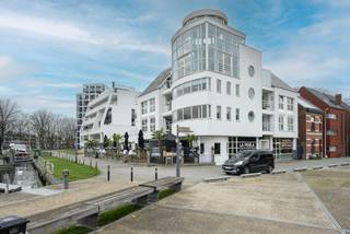 Uniek wonen aan het water! Deze prachtige penthouse met waanzinnig uitzicht en maar liefst 5 terrassen ligt in het mooiste stuk van Turnhout pal...