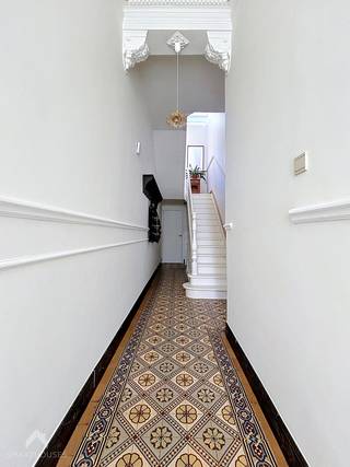 <p>Op amper 750 meter van het strand vinden we dit ruime en karaktervolle herenhuis met maar liefst 4 slaapkamers, een gezellige stadstuin én dakterras. De riante inkomhal zet meteen de toon en biedt toegang tot de leefruimte en badkamer.</p>
<p>De ruime leefruimte met gezellige zit- en eethoek sluit mooi aan op de volledig geïnstalleerde open keuken, die uitkijkt op de stadstuin. De badkamer is uitgerust met een inloopdouche, lavabo en toilet.</p>
<p>Op de kelderverdieping bevindt zich een praktische wasplaats, berging en een grote polyvalente ruimte die tal van mogelijkheden biedt. Van hieruit heb je rechtstreeks toegang tot de gezellige stadstuin met deels overdekt terras, een heerlijke plek om buiten te genieten.</p>
<p>De eerste verdieping beschikt over 2 riante slaapkamers, een apart toilet en toegang tot het dakterras. Op de tweede verdieping bevinden zich nog 2 ruime slaapkamers.</p>
Een karaktervolle en veelzijdige woning met verrassend veel ruimte, buitenmogelijkheden en de zee op wandelafstand!<br /><br />
<ul>
<li>energiezuinig EPC B</li>
<li>zonnepanelen</li>
<li>8000 l regenwater</li>
<li>nabij belangrijke invalsweg, winkels, openbaar vervoer</li>
<li>268 m2 bewoonbare oppervlakte</li>
<li>instapklaar</li>
</ul>
<br />Deze woning is te koop ZONDER makelaar via het concept van Smart Houses. Wenst u verdere inlichtingen of een bezoek? Contacteer rechtstreeks de eigenaar via 0473/77.09.43