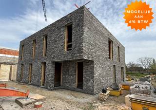 <p>Prachtige energiezuinige nieuwbouwwoning te koop in een zeer rustige straat te Ramsel/Herselt! (in opbouw)<br /><br />Op het gelijkvloers in de inkomhal met gastentoilet, een ruime lichtrijke leefruimte, een open keuken met prachtig zicht op de tuin en een berging. <br />Op de eerste verdieping zijn er 4 mooie slaapkamers (of 3 met bureau), een badkamer, een nachthal met apart toilet en een technische ruimte.<br /><br />Buiten is het heerlijk vertoeven en genieten van de Z-gerichte tuin.<br /><br />De afwerking is volledig naar eigen smaak te kiezen!<br /><br />Vloerverwarming, warmtepomp, zonnepanelen, regenwaterput, ... kortom ZEER ENERGIEZUINIG !!!<br /><br />Er is ook een mogelijkheid om een aansluitende achtergelegen weide van 37 are bij te kopen. Ideaal dus voor de paardenliefhebber!!<br /><br />Goede bereikbaarheid met Mechelen, Leuven, Brussel en Antwerpen.<br /><br />Wil je deze woning bezoeken bel dan 016/90 10 21 of mail info@future-home.be.<br /><br />Wens je een gratis schatting? Vergeet dan zeker geen contact met ons op te nemen!!!<br /><br />Woongebied met landelijk karakter, Agrarisch gebied, Vergunning, Verkavelingsvergunning, Geen dagvaarding, Voorkooprecht</p>