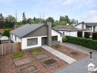 [[ DIT PAND NEEMT DEEL AAN DE ERA OPEN HUIZEN DAG OP 13/6 VAN 16:00 TOT 17:00 ]]
<p>Gezellige, landelijk gelegen woning met 3 slaapkamers op een prachtige groene locatie. De woning ligt in een residentiële wijk in een doodlopende straat en is dicht bij diverse wandel-&amp;amp; fietsroutes, winkels en scholen gelegen. De Nederlands grens ligt op een steenworp van de woning.<br />Omwille van de aanwezigheid van 3 slaapkamers en de badkamer op het gelijkvloers, leent deze woning zich ideaal tot gelijkvloerse bewoning.<br /><br /><u><strong>Enkele troeven:</strong></u></p>

<ul><li>Zeer rustige en groene omgeving in een doodlopende straat</li><li>Gelijkvloerse woning</li><li>3 slaapkamers</li><li>Gunstig EPC: label B, 153 kWh</li><li>Volledig vernieuwd door de huidige eigenaar (dak, ramen, vloeren,...)</li><li>Schitterende leefveranda van 38m²</li><li>Batterij van 10kWh</li></ul>

<p><strong>Indeling:</strong><br />-Gelijkvloers: inkomhal, woonkamer, keuken, veranda, nachthal, slaapkamer 1, slaapkamer 2, slaapkamer 3, badkamer, apart toilet, wasplaats<br />-Zolder: bergzolder via vlizotrap<br />-Kelder: kruipkelder<br />-Buiten: omheinde tuin, tuinberging, zonnig terras</p>