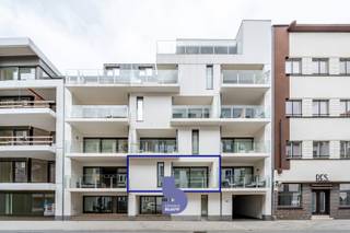Op een toplocatie in het bruisende centrum van Oostende, in de stijlvolle Residentie Triton (bouwjaar 2015), bevindt zich dit luxueus afgewerkte appartement waar comfort, kwaliteit en een uitstekende ligging perfect samenkomen.<br /><br />Van zodra u binnenkomt, merkt u de hoogwaardige afwerking en het oog voor detail. De lichtrijke leefruimte sluit naadloos aan op het zonnige terras van 8 m², waar u in alle rust kunt genieten van een koffiemoment of een aperitief.<br /><br />De exclusieve open keuken is uitgerust met kwalitatieve Miele-toestellen, waaronder een combi-stoomoven, vaatwasser en andere hedendaagse comfortvoorzieningen. Het granieten werkblad en de verzorgde afwerking maken van deze keuken een echte blikvanger.<br /><br />Er is een ruime slaapkamer met aanpalend de badkamer die luxe uitstraalt dankzij het stijlvolle badkamermeubel en de kwalitatieve materialen. $Het appartement werd doorheen volledig afgewerkt met duurzame en tijdloze materialen, waardoor u hier zonder zorgen meteen kunt intrekken.<br /><br />Praktisch comfort is eveneens aanwezig met een private kelderberging, een gemeenschappelijke afvalberging en twee privatieve fietsstaanplaatsen in de afgesloten fietsenberging. <br /><br />Een extra troef is dat de aanwezige meubels desgewenst kunnen worden overgenomen, waardoor het appartement perfect geschikt is als vaste woonst, tweede verblijf of onmiddellijk instapklare investering.<br /><br />Dankzij de centrale ligging bevinden winkels, restaurants, de zeedijk, het strand en het openbaar vervoer zich allemaal op wandelafstand.