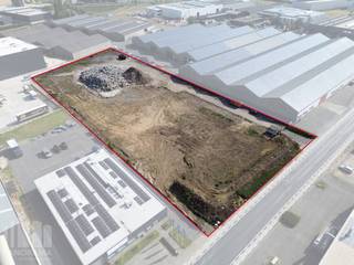 Strategisch gelegen <strong>industriegrond van 11.235 m²</strong> te koop op <strong>bedrijvenpark Kortrijk-Noord</strong> – Build-to-suit mogelijk.<br /><br />Investeer in een toplocatie voor uw onderneming. Op het bedrijvenpark Kortrijk-Noord bieden wij een strategisch gelegen industriegrond van 11.235 m² aan, met de unieke mogelijkheid om <strong>een bedrijfsgebouw volledig op maat</strong> te realiseren volgens het <strong>build-to-suit-principe.</strong><br /><br />U bepaalt onder meer de vrije hoogte, het aantal sectionale poorten, laadkades, lichtstraten en andere technische voorzieningen. Dankzij de flexibele indeling kan het gebouw perfect worden ingericht als <strong>combinatie van kantoor, showroom, opslag en productie</strong>.<br /><br />De site geniet van een <strong>uitstekende bereikbaarheid</strong>. De nabijgelegen R8 (ring rond Kortrijk) zorgt voor een vlotte aansluiting op de E403 (Brugge – Kortrijk – Doornik) en de E17 (Antwerpen – Gent – Kortrijk – Rijsel). Deze strategische ligging garandeert een optimale bereikbaarheid vanuit zowel Vlaanderen als Noord-Frankrijk.<br /><br />Dit pand wordt aangeboden met een <strong>startprijs</strong> <strong>van € 2.750.000</strong>. Dit bedrag geldt als richtprijs om biedingen te ontvangen en vormt geen bindende verkoopprijs. Alle biedingen vanaf € 2.750.000 worden aan de verkopers voorgelegd. De verkopers behouden zich uitdrukkelijk het recht voor om een bod al dan niet te aanvaarden.<br /><br />Contacteer <strong>PANORAMA B2B</strong> voor bijkomende (technische) inlichtingen, plannen of een vrijblijvend plaatsbezoek via <strong>056 222 256</strong>.