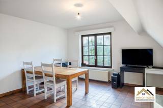 Op slechts enkele kilometers van Lokeren bevindt zich deze statige villa in de Klipsenstraat. De woning is opgedeeld in twee ruime appartementen,...