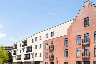 Verhuurd nieuwbouwappartement met 2 slaapkamers!<br /><br />Op de derde verdieping van een recente residentie bevindt zich dit lichtrijke appartement met terras. Dankzij de huidige verhuur geniet u meteen van een vaste huuropbrengst, waardoor dit pand een interessante opportuniteit vormt voor investeerders.<br /><br />INDELING: ruime inkomhal, apart toilet, aangename leefruimte met open en volledig ingerichte keuken voorzien van kookplaat, dampkap, oven, koelkast met vriesvak, vaatwasser, spoelbak en kastruimte, berging/wasplaats, badkamer met ligbad en lavabo met meubel, 2 slaapkamers waarvan één ruime master bedroom en een terras.<br /><br />Daarnaast beschikt de residentie over een lift, een gemeenschappelijke fietsenberging en een gemeenschappelijk vuilnislokaal.<br /><br />Het appartement heeft een bewoonbare oppervlakte van 80 m² en behaalt een gunstige EPC-score van 105 kWh/m²/jaar (label B). Centrale verwarming op aardgas en superisolerende beglazing zorgen voor extra wooncomfort.<br /><br />Momenteel verhuurd aan € 697,25/maand, exclusief € 60 gemeenschappelijke kosten.<br /><br />Voor wie is dit pand ideaal?<br />♦ Voor investeerders die op zoek zijn naar een appartement met onmiddellijk rendement.<br />♦ Voor starters die op termijn een energiezuinig en instapklaar appartement wensen.<br />♦ Voor wie wil investeren in een recente residentie met lift en moderne voorzieningen.<br /><br />Bezoek na afspraak met Immo Beguin, jouw vastgoedexpert sinds 2009.<br />✉️ info@immobeguin.be