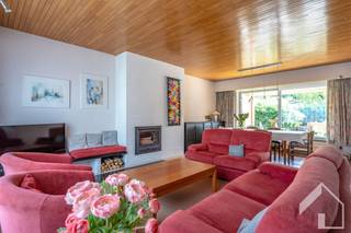 <p><span>Goed onderhouden bel-etagewoning met 3 slaapkamers nabij centrum Brasschaat</span></p><p><span> </span></p><p><span>Gelegen nabij het groen en de rust van natuurdomein"de inslag", op wandelafstand van de golf van Brasschaat en in de directe nabijheid van het centrum met een vlotte verbinding richting Antwerpen en Nederland, kan je deze goed onderhouden woning terugvinden. </span></p><p><span> </span></p><p><span>Het betreft een bel-etage woning met inpandige garage, een ruime inkomhal met vestiaire, een slaapkamer of multifunctionele ruimte met veel licht en een praktische wasplaats met toegang tot de tuin. Op de eerste verdieping treffen we een gastentoilet, een zeer ruime leefruimte met haard en een ruime geinstalleerde keuken met toegang tot terras en prachtig zicht over de tuin. Op de tweede verdieping zijn er twee volwaardige slaapkamers, een ruime badkamer en een bureel/hobbyruimte. </span></p><p><span> </span></p><p><span>EPC label E - renovatieplichtig</span></p><p><span>Toplocatie</span></p><p><span>Rolluiken</span></p><p><span>Geen maatregelen in het Vlaams Handhavingsplatform</span></p><p><span>Vele mogelijkheden</span></p><p><span> </span></p><p><span>Zin om de handen uit de mouwen te steken en je eigen thuis te creëren op een toplocatie? We begeleiden jullie graag.</span></p><p><span>Ook voor een waardebepaling van je eigen woning kan je bij ons terecht.</span></p><p><span> </span></p><p><span>Contacteer Immo Matrix-Kolum voor meer info en plan uw bezoek.</span></p><p><span> </span></p>