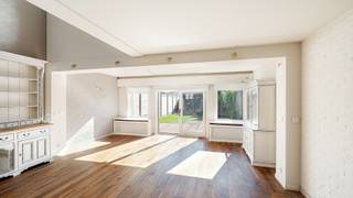 Deze woning wordt aangeboden met een STARTPRIJS : elk bod hoger dan deze startprijs, wordt voorgelegd aan de eigenaars, die al dan niet kunnen ingaan op dit aanbod.<br /><br />Mooie woning met een zonnige tuin en parkeergelegenheid in hartje Heist, op korte afstand van het strand. In slechts enkele minuten, via het rustige Directeur-Generaal Willemspark, staat u op de Zeedijk. Een prima locatie voor zowel vaste bewoning als tweede verblijf. Alle voorzieningen in een straal van 500 meter. Uiterst centraal en rustig gelegen.<br /><br />Plaats voor een wagen op de oprit van de woning. <br />Achteraan de woning is er de mogelijkheid tot het huren of kopen van een bijkomende garagebox.<br /><br />Indeling:<br />Grote inkomhal met een aparte berging voor WM/DK. Via de inkomhal komt u terecht in een enorme leefkeuken voorzien van een kook- en eeteiland. Aansluitend een grote living met raampartijen over de volledige breedte wat zorgt voor veel licht en een leuke connectie met de tuin. Op de eerste verdieping een veelzijdige ruimte die kan dienen als tv- of leeshoek, of als bureau voor thuiswerk. Verder nog 2 slaapkamers, een badkamer en een apart toilet op deze étage. Vaste trap naar de tweede verdieping waar u terechtkomt in een prachtige masterbedroom met zijn eigen privé-badkamer. Als laatste nog een grote opbergzolder onder de nok.<br /><br />Een huis met veel ruimte, een toffe indeling en veel troeven.<br /><br />Bezoek gewenst of meer informatie?<br />Contacteer Sacha Vanrafelghem op GSM 0487/43.79.10.