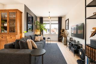 <p><span>Dit stijlvol en lichtrijk appartement werd met veel zorg ingericht en afgewerkt met hoogwaardige, kwalitatieve materialen. Dankzij de doordachte indeling en de elegante afwerking geniet je hier van een aangename combinatie van comfort en modern wonen.</span></p>
<p><span>Via de inkomhal met apart gastentoilet kom je meteen terecht in de volledig uitgeruste open keuken. Deze vloeit naadloos over in de ruime en lichtrijke leefruimte, die het hart van de woning vormt. Het open concept zorgt voor een heerlijk gevoel van ruimte en een warme, uitnodigende sfeer.</span></p>
<p><span>Aansluitend aan de inkomhal bevindt zich een eerste slaapkamer. De tweede, royale slaapkamer is uitgerust met airconditioning en biedt voldoende plaats voor een grote kleerkast. De stijlvolle badkamer beschikt over een moderne inloopdouche en een dubbel lavabomeubel.</span></p>
<p><span>Gelegen in de geliefde Kronenburgstraat bevindt dit appartement zich op een absolute toplocatie, op wandelafstand van het Koninklijk Museum voor Schone Kunsten, het Mechelseplein en de Lambermontplaats. Trendy boetieks, gezellige cafés en gastronomische restaurants liggen binnen handbereik. Hier woon je in het bruisende hart van Antwerpen en geniet je dagelijks van een unieke combinatie van cultuur, gastronomie en stedelijke charme.</span></p>