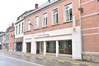VALIMMAS verkoopt langsheen de N9 (Steenweg Brussel-Aalst) in het volle centrum van Asse deze handelsruimte op een commerciële topligging...