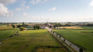Groot-Diksmuide. Nieuwkapelle. Diverse weilanden van 2ha met instapklare stallingen.Nieuwe verlaagde prijs.Dit groot perceel omvat diverse weilanden...