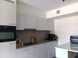 Ruim en zonnig 2 slpk appartement met terras en autostaanplaats.<br />Het appartement is op de 1e verdieping te bereiken met een lift en trap.<br />Het appartement bestaat uit een gezellige woonkamer met open geïnstalleerde keuken. Aansluitend met de woonkamer is een terras.<br />Verder heeft het appartement 2 slpk, een ruime badkamer met ligbad, een apart toilet en een aparte berging voorzien van aansluitingen wasapparatuur.<br />Bij het appartement hoort een garagebox en staanplaats.<br />Zonnig en ruim 2 slpk appartement met terras en autostaanplaats, in een prachtig kleinschalig gebouw.<br />Hp 845€ + 80€ G + 60€ provisie of een totaal van 985€ per maand<br /><br />Bijkomende informatie:<br />epc 60 kWh/m² – Label A<br />woonopp ca 80m² – lift aanwezig,<br />beschikbaar vanaf 01/12/2026<br />cv op gas, aparte meter, elek en water<br />hwb 3 maanden – gevestigd bij Korfine via een kapitalisatiebon<br />plaatsbeschrijving via extern expertisekantoor<br />P-score B of G-score A, niet in een risicozone voor overstromingen