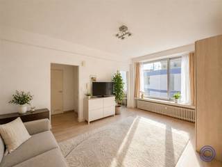 <p><span>Informatie Appartement</span></p><p><span>Ontdek dit charmante en lichtrijke appartement op een toplocatie naast het volledig vernieuwde Stadspark  een groene oase midden in de stad! Bij het betreden van het appartement komt u in een verzorgde inkomhal met vestiairekast en apart gastentoilet. De gezellige woonkamer baadt in het licht en is afgewerkt met een kwalitatieve laminaatvloer. Aansluitend vindt u een praktische keuken met onderhoudsvriendelijke tegelvloer, uitgerust met een grote oven, elektrische kookplaat, dampkap, vaatwasser en een losse koelkast met diepvries  ideaal voor wie graag kookt. De slaapkamer (ca. 10 m²) beschikt eveneens over een laminaatvloer en geeft rechtstreeks toegang tot de recent gerenoveerde badkamer. Deze is modern ingericht met een lavabomeubel, spiegelkast, ruime instapdouche en aansluiting voor een wasmachine. Het gebouw (1972) omvat slechts één appartement per verdieping, wat zorgt voor extra rust en privacy. Verder zijn er een lift, parlofoon en gemeenschappelijke kelder aanwezig. Maandelijkse kosten bedragen 83, met daarnaast een provisie van 128 voor water en verwarming. Elektriciteit is individueel. EPC-label D, elektriciteit conform AREI en asbestveilig attest aanwezig. Dankzij de uitstekende ligging geniet u van een vlotte verbinding naar de ring en Linkeroever, met tal van winkels en restaurants in de buurt. Een ideale opportuniteit voor wie comfortabel wil wonen of verhuren op een centrale en groene locatie!</span></p><p><span> </span></p><p><span>Indeling</span></p><ul><li><span>Inkomhal op tegelvloer, met vestiairekast en apart gastentoilet</span></li><li><span>Gezellige, lichtrijke woonkamer voorzien van een kwalitatieve laminaatvloer</span></li><li><span>Praktische keuken op een onderhoudsvriendelijke tegelvloer met veel opbergruimte en voorzien van een grote oven, elektrische kookplaat, dampkap, vaatwasser en losstaande ijskast met aparte diepvries</span></li><li><span>Slaapkamer ca. 10m² op laminaatvloer met aansluitend de badkamer</span></li><li><span>Recent gerenoveerde badkamer voorzien van een enkel lavabomeubel met opbergruimte en een spiegelkast, ruime instapdouche en aansluiting voor een wasmachine</span></li></ul><p><span> </span></p><p><span>Algemene Informatie</span></p><ul><li><span>Maandelijkse kosten: 83 euro (onderhoud en verbruik van de gemeenschappelijke delen, lift, syndicus, verzekering, enz.)</span></li><li><span>Maandelijkse provisie voor het privatief waterverbruik en verwarming: 128 euro</span></li><li><span>Individuele meter voor elektriciteit</span></li><li><span>Collectieve watermeter met tussenmeters</span></li></ul><p><span> </span></p><ul><li><span>EPC: label D</span></li><li><span>Elektrische keuring: conform AREI</span></li><li><span>Asbestattest: asbestveilig (maar mogelijk niet asbestvrij)</span></li></ul><p><span> </span></p><p><span>Gebouw</span></p><ul><li><span>Het appartementsgebouw werd gebouwd in 1972 en bestaat uit een gemeenschappelijke kelder, gelijkvloers en 4 verdiepingen met telkens 1 appartement</span></li><li><span>Lift aanwezig</span></li><li><span>Parlofoon aanwezig</span></li></ul><p><span> </span></p><p><span>Ligging</span></p><ul><li><span>Gelegen naast het volledig vernieuwde Stadspark, een groene oase van rust middenin de stad!</span></li><li><span>Vlotte verbinding naar de ring van Antwerpen en linkeroever</span></li><li><span>Verschillende winkels en restaurants in de omgeving</span></li><li><span>MOBISCORE: 9,6/10!</span></li></ul><p><span> </span></p><p><span>*De informatie in deze prospect is ter informatieve titel: de kandidaat-kopers moeten hun eigen zaak maken van het verkrijgen, controleren en interpreteren van deze informatie.</span></p><p><span> </span></p>