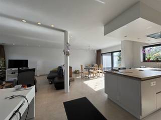 Met veel plezier bieden we dit duplex appartement met drie slaapkamers aan! Het appartement is op een uiterst interessante uitvalsbasis...