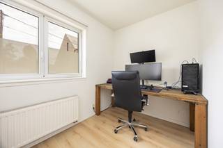 <h2><strong>Duplex op gelijkvloers én eerste verdieping – instapklaar & met garage!</strong></h2>
<p><span>Bent u op zoek naar een <strong>instapklaar duplexappartement</strong> nabij het centrum van Hoevenen? Deze woning met <strong>twee slaapkamers</strong>, <strong>volledig gerenoveerde eerste verdieping</strong> en <strong>inbegrepen garage</strong> biedt een combinatie van comfort, ruimte en privacy.</span></p>
<div></div>
<h2><strong>Indeling</strong></h2>
<h3><strong>Gelijkvloers</strong></h3>
<p><span>Via de <strong>private inkomhal</strong> met ingemaakte kasten betreden we het appartement. Deze hal geeft toegang tot:</span></p>
<ul>
<li>
<p><span><strong>2 slaapkamers</strong> op laminaat</span></p>
</li>
<li>
<p><span><strong>Apart toilet</strong></span></p>
</li>
<li>
<p><span><strong>Badkamer</strong> voorzien van douchecabine, bad, lavabomeubel en ventilatie</span></p>
</li>
</ul>
<h3><strong>Eerste verdieping</strong></h3>
<p><span>Op de eerste verdieping bevindt zich de volledig vernieuwde leefruimte:</span></p>
<ul>
<li>
<p><span><strong>Gerenoveerde leefruimte + eetkamer</strong> op tegelvloer, uitgerust met <strong>airconditioning</strong></span></p>
</li>
<li>
<p><span><strong>Volledig geïnstalleerde keuken</strong> met AEG‑toestellen: vaatwasser, oven, microgolfoven, ijskast en kookvuur met geïntegreerde dampkap</span></p>
</li>
<li>
<p><span><strong>Bijkeuken</strong> met aansluiting voor wasmachine en praktische opbergplanken</span></p>
</li>
<li>
<p><span><strong>Ruim terras</strong> op tegelvloer — volledig privé en ideaal om rustig te genieten</span></p>
</li>
</ul>
<div></div>
<h2><strong>Garage</strong></h2>
<p><span>Achteraan het gebouw bevindt zich de <strong>inbegrepen garage</strong>, ideaal voor wagen, fietsen of extra opslag.</span></p>
<div></div>
<h2><strong>Extra informatie</strong></h2>
<p><span>✔ EPC-label <strong>B</strong> – 146 kWh/m²/jaar ✔ <strong>Elektriciteit conform</strong> ✔ <strong>Geen gemeenschappelijke kosten</strong> ✔ <strong>Individuele nutsvoorzieningen</strong> ✔ <strong>Verkoop onder registratiestelsel</strong></span></p>
<div></div>
<h2><strong>Interesse?</strong></h2>
<p><span>Laat deze kans niet aan u voorbijgaan. Contacteer Vastgoed03 via <strong><span>03 568 03 03</span></strong> of <strong>info@vastgoed03.be</strong> voor meer informatie of een bezoek.</span></p>