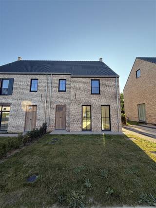 Op een zucht van de pittoreske dorpskern van Erps-Kwerps, vlakbij het rustgevende Silsombos, gelegen in een verkeersluwe doodlopende straat, nabij...