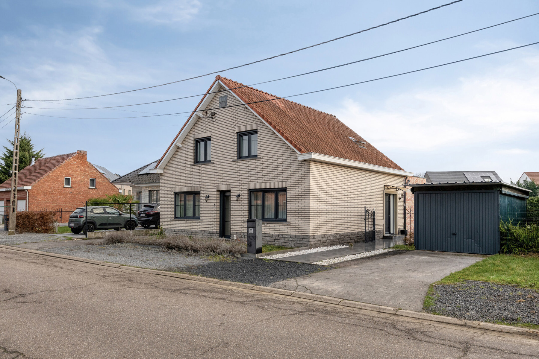 Renovated four-sided home with 4 rooms, garden and garages - photo 1