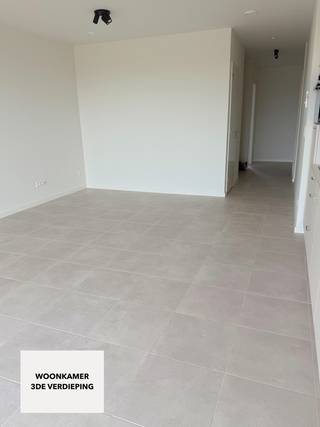Dit instapklaar nieuwbouwappartement is gelegen op de derde verdieping &amp; is te bereiken via trap of lift (gaat rechtstreeks tot in kelder). Het appartementsgebouw is centraal gelegen nabij de ring van Lier &amp; op wandelafstand van winkels &amp; openbaar vervoer. Bovendien is het station van Lier slechts op 10 minuten wandelafstand gelegen.<br /><br /><u>Indeling kelder:</u> kelderberging &amp; autostaanplaats<br /><br /><u>Indeling derde verdieping:</u> inkomhal, woon- en eetkamer, keuken, badkamer (enkele lavabo &amp; inloopdouche), afzonderlijk toilet, 1 slaapkamer, berging (met aansluiting voor wasmachine/droogkast) &amp; terras (ZW-oriëntatie).<br /><br /><strong>BIJZONDERHEDEN:</strong><br /><br />- Centraal gelegen met winkels, openbaar vervoer &amp; station op wandelafstand<br />- Eerste bewoning<br />- Volledig geschilderd<br />- Ruim terras met ZW-oriëntatie<br />- Zeer energiezuinig (E-peil 30)<br />- Warmtepomp, zonnepanelen &amp; vloerverwarming<br />- Ventilatiesysteem type D<br />- Regenwater aangesloten op toilet<br />- Gemeenschappelijke kosten: 95 EUR per maand<br /><br /><strong>Huurprijs INCLUSIEF kelderberging &amp; autostaanplaats. Onmiddellijk beschikbaar</strong><br /><br />Voor meer info of een bezoek: info@immobilli.be of +32 473 37 28 40.