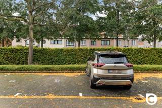 <p><span>Bovengrondse autostaanplaats in de Veldekens!</span></p><p><span>Dit privatief parkeerterrein is toegankelijk via een bareel en situeert zich op de rand van één van de meest gegeerde woonwijken te Berchem. In deze groene omgeving met vele high-end appartementen is het natuurlijk een grote luxe om een extra staanplaats te hebben. Uiteraard zeer interessant voor eigen gebruik, maar ook ideaal om aan te beiden aan uw visite of als investering.</span></p>