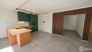 Ben je op zoek naar een ruim gelijkvloers appartement te huur in Bilzen waar binnen- en buitenruimte mooi samenkomen? Op de Hasseltsestraat 66A vind je dit comfortabele appartement van maar liefst 120 m², met twee slaapkamers, een grote leefruimte én een zonnige tuin. Extra handig: alles bevindt zich op het gelijkvloers en er zijn maar liefst drie parkeerplaatsen inbegrepen.<br /><br /><strong>Indeling</strong><br /><u>Gelijkvloers:</u><br />Via de inkomhal kom je binnen in een praktisch en ruim appartement. De grote leefruimte vormt het hart van de woning en sluit aan op de open keuken. Dankzij de open indeling heb je hier alle ruimte om een gezellige zit- en eethoek in te richten.<br />Verder beschikt het appartement over twee slaapkamers, een badkamer en een aparte berging. Alles bevindt zich op één niveau, wat zorgt voor extra wooncomfort.<br />De woning is bovendien al voorzien van lamelgordijnen en verlichtingsarmaturen. Je hoeft dus niet meteen aan de slag met deze praktische afwerking.<br /><u>Buitenruimte:</u><br />Ook buiten krijg je verrassend veel ruimte. Het appartement beschikt over een terras van 19 m² en een tuin van ongeveer 80 m². Beide zijn zuidwest georiënteerd, waardoor je hier op zonnige dagen heerlijk van de namiddag- en avondzon kunt genieten.<br />In de tuin bevindt zich bovendien een grote buitenberging, ideaal voor fietsen, tuinmateriaal of extra opslag.<br /><br /><strong>Troeven</strong><br />- Ruim appartement met een bewoonbare oppervlakte van ca. 120 m²<br />- Volledig gelijkvloers wonen met 2 slaapkamers<br />- Terras van 19 m² en tuin van ca. 80 m², zuidwest gericht<br />- Grote buitenberging voor extra opslagruimte<br />- Lamelgordijnen en verlichtingsarmaturen reeds aanwezig<br />- 3 parkeerplaatsen inbegrepen<br /><br /><strong>Ligging & omgeving</strong><br />Het appartement is gelegen aan de Hasseltsestraat 66A in Bilzen, een praktische uitvalsbasis voor wie comfortabel wil wonen met een vlotte verbinding naar het centrum en de omliggende gemeenten.<br />Dankzij de combinatie van een ruime woonoppervlakte, eigen tuin en parkeergelegenheid is dit een interessante huurwoning voor wie graag de ruimte van een woning combineert met het gemak van een gelijkvloers appartement.<br /><br /><strong>Interesse?</strong><br />Wil je dit ruime appartement met 2 slaapkamers en tuin in Bilzen graag zelf ontdekken? Plan dan een bezoek en ervaar tijdens een rondleiding hoeveel ruimte en wooncomfort je hier krijgt.<br />Surf naar het pand op onze website en druk op de knop "Ik ben kandidaat" om een bezoek in te plannen. <br /><br />Wil je weten wat jouw woning waard is? Ook daarvoor kan je ons steeds vrijblijvend contacteren.