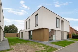 Moderne en ruime HOB nieuwbouwwoning op landelijke locatie en met een fraai uitzicht over de achtergelegen weilanden! De lichtrijke gezinswoning...