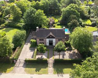 <p><strong>Prestigieuze villa met zwembad op 3.528 m² op toplocatie in ’s Gravenwezel.</strong></p>
<p>In een residentiële en groene omgeving in ‘s Gravenwezel vindt u deze recent volledig gerenoveerde villa. Met een bewoonbare oppervlakte van 451 m², verfijnde afwerking en hoogwaardige materialen straalt dit lichtrijke eigendom tijdloze elegantie en modern wooncomfort uit.</p>
<p>De statige inkomhal met vestiaire, design lavabo en Japans toilet zet meteen de toon. Vanuit hier bereikt u de lichtrijke woonkamer met gashaard, de gezellige TV-hoek en de stijlvolle eetkamer. Dankzij de grote raampartijen geniet u van een prachtig uitzicht op de tuin en het zwembad. Aansluitend vindt u een kantoor/speelkamer met gashaard eveneens met zicht op de prachtige tuin.</p>
<p>De luxueuze leefkeuken met kookeiland en 4 zitplaatsen is volledig uitgerust met topapparatuur van Miele, Bora en Selsiuz kraan. Aansluitend vindt u een praktische bijkeuken, kelder en toegang tot de overkapping met open haard en heater – ideaal voor zowel dagelijks comfort als exclusieve ontvangsten. Aansluitend het riante terras met zwembad – dit geeft het ultieme vakantiegevoel.</p>
<p>Op het gelijkvloers bevindt zich tevens de dubbele garage met automatische poort.</p>
<p><strong>Slaapvertrekken</strong></p>
<p>De 1e verdieping herbergt twee magnifieke master suites beide met dressing en een ensuite badkamer met luxe afwerking.</p>
<p>Op de 2e verdieping bevinden zich twee royale kamers en wederom een luxe badkamer.</p>
<p><strong>Buitenleven</strong></p>
<p>De fraai aangelegde tuin is een oase van rust en voelt aan als uw eigen park. De tuin heeft onder meer een verwarmd zwembad, design buitendouche, tuinhuis, beregeningssysteem en een indrukwekkende fontein. Dankzij de natuurlijke waterloop "Zwanenbeek" vormt dit domein een uitzonderlijke buitenbeleving.<br /><br /><strong>Bijzonderheden</strong></p>
<ul></ul>
<p>* EPC A kan bereikt worden door toevoeging van 16 zonnepanelen van 450 Wp<br />* Warmtepomp<br />* Vloerverwarming gehele woning<br />* Gedeeltelijke airconditioning<br />* Overal Japanse toiletten<br />* Alarmsysteem en camerabewaking<br />* Domotica en laadpaal<br />* Volledig omheind met automatische toegangspoort<br />* Elektrische zonwering en luifels<br />* Sonos installatie (binnen en buiten)<br />* Beregeningsinstallatie met eigen bron<br />* Gepantserde voordeur<strong><br /><br />Kortom: een unieke villa die luxe, comfort en veiligheid combineert op een absolute toplocatie in ‘s Gravenwezel.<br /><br /></strong>Voor meer informatie en/of een bezichtiging neem gerust contact met Roby via Roby@reds.be of op 0477 78 10 10<strong><br /></strong></p>
<p></p>