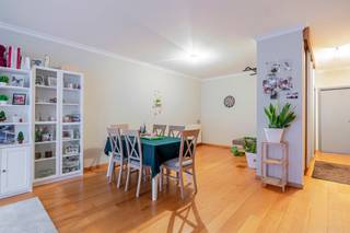 <p><strong>Dit gezellig en instapklaar appartement met 2 slaapkamers situeert zich in “Residentie Delvaux” op de 2<sup>de</sup> verdieping, pal in het centrum van Mol. </strong></p>
<p>Verschillende faciliteiten zoals winkels, scholen, openbaar vervoer (station op 100m), sportcentra... treft men op wandel- en fietsafstand.</p>
<p><strong>INDELING </strong></p>
<p>De inkomhal is voorzien van vestiaire ruimte alsook een gastentoilet.</p>
<p>Verder treft men de aangename leefruimte met achterliggende eethoek van maar liefst 45m². De parketvloer creëert een warme & gezellige sfeer.</p>
<p>De keuken beschikt over veel natuurlijk lichtinval en alle benodigde, hedendaagse toestellen (keramisch kookvuur, vaatwasmachine, combi-oven, ijskast, dampkap). Aansluitend treft men de berging met aansluiting voor de wasmachine.</p>
<p>De nachthal is voorzien van een dressing en biedt toegang tot de badkamer (inloopdouche, ligbad, dubbele lavabo, toilet, spiegel- en opbergkasten). Verder zijn er nog 2 slaapkamers 18m² en 16,5m²), waarvan de kleinste toegang verleent tot het overdekt, Zuidwest georiënteerd terras.</p>
<p>Tenslotte is behoort er ondergronds nog een autostandplaats alsook berging tot het appartement.</p>
<p><strong>BIJZONDERHEDEN </strong></p>
<p>Lift aanwezig</p>
<p>Zeer gunstig EPC (B-label)</p>
<p>Ondergronds: autostandplaats + berging (sectionale poort)</p>
<p>Gemeenschappelijke forfaitaire kost: €50,00 per maand</p>
<p>Kosten voor verwarming, elektriciteit en water vallen ten laste van de huurder</p>
<p>Beschikbaar vanaf 01 september 2026</p>
<p>Inclusief verlichting- en raamdecoratie</p>