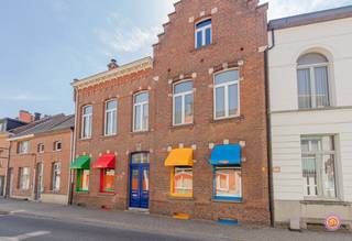 Vandaag nemen we je mee naar dit unieke pand in Temse, gelegen op een gunstige locatie, op wandelafstand van winkels, supermarkt en de Schelde.<br /><br />Een historisch gebouw, opgericht begin de 20e eeuw, wat zorgt voor het unieke karakter van dit pand. Toch bevindt dit pand zich in absolute topstaat. Sinds 1995 tot nu onderging het pand de nodige renovaties, zo werden onder andere het dak, de ramen, leidingen en tal van andere zaken vernieuwd.<br /><br />Bij het betreden van het pand kom je binnen in de handelszaak van maar liefst 160m². Deze is onderverdeeld in prachtige ruimtes met hoge plafonds. De handelsruimte kan omgetoverd worden naar een ruime woonst.<br />Buiten de handelszaak biedt het pand een volledige kelderverdieping, deze kan je perfect gebruiken voor opslag. De kelderverdieping bestaat uit vijf kamers en een garage.<br />De tuin is te betreden via de garage.<br /><br />Op de eerste verdieping betreden we de woonst. Deze is opgedeeld in een woonkamer, keuken, bureaukamer, badkamer en een ruime slaapkamer met toegang tot een terras.<br />De tweede verdieping is opgedeeld in twee slaapkamers, een badkamer en een zolderkamer met vele mogelijkheden.<br /><br />Als troef is er een achteruitweg via de Nagelheetmakerslaan, met een toelating voor het bouwen van garages in de tuin.<br /><br />Dit pand biedt zeer veel mogelijkheden. Dankzij de lift in het gebouw kan je je eenvoudig verplaatsen tussen de verschillende verdiepingen. <br /><br />Heb je interesse in dit pand?<br />Neem gerust contact op via office@julimmo.be of 03 303 39 36.