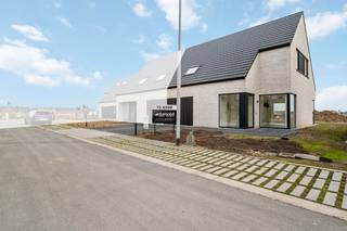 Deze hedendaagse nieuwbouwwoning met zadeldak op lot 71 is ondertussen volledig kwalitatief afgewerkt en beschikt over 4 slaapkamers, een vaste...