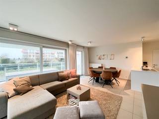 Appartement d'angle exceptionnel avec deux chambres et un jardinSitué au premier étage avec vue sur le chenal du port et le parc...