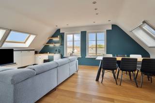 <p>Instapklaar appartement met <strong>2 slaapkamers </strong>en <strong>schitterend terras </strong>gelegen te Schoten.</p><p>Dit lichtrijke dakappartement heeft een bewoonbare oppervlakte van 107 m².  Bij het betreden van het appartement kom je in de inkomhal, voorzien van een apart toilet en met toegang tot de verschillende ruimtes. De aangename leefruimte geniet van veel natuurlijke lichtinval en ingemaakte kasten. Aansluitend aan de leefruimte treffen we de halfopen keuken, die beschikt over een dubbele lavabo, oven en combi-oven, vaatwasmachine, keramische kookplaat en voldoende kastruimte. De volledig uitgeruste badkamer is voorzien van bad, regendouche, lavabo en toilet. Verder beschikt het appartement over een handige berging met aansluiting wasmachine/droogkast. De twee volwaardige slaapkamers zijn beide voorzien van ingemaakte kasten en veel lichtinval. De kleinste slaapkamer biedt rechtstreeks toegang tot het riante terras aan de achterzijde van het appartement. Dankzij de gunstige oriëntatie is dit de ideale plek om tijdens de zonnige maanden heerlijk te genieten en te ontspannen.</p><p>Als extra is er een ruime kelderberging en beschikt het appartement achteraan over een praktische garagebox (licht / elektriciteit voorzien), inbegrepen in de vraagprijs.</p><p><strong>Extra troeven: </strong><br />- EPC: 143 kWh/m² (B-score → GEEN renovatieverplichting) <br />- Private kelderberging<br />- Overal elektrische rolluiken<br />- Centrale ligging op wandelafstand van winkels, horeca en openbaar vervoer<br />- Woongebied, verdere stedenbouwkundige informatie in aanvraag. <br />- Maatregelenregister in aanvraag</p><p>Voor meer info ga naar www.coenenvastgoed.be of bel 03/375.82.92</p>