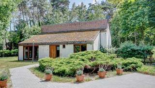 Nabij het meer, Koninklijk Atheneum, supermarkten en dorp, en toch rustig en residentieel gelegen villa op een achtergelegen perceel van 21a59ca met private toegangsweg.<br />De 45m lange oprit incl. parkeerplaats, het padje naar de woning toe en het achterterras zijn onlangs verhard met waterdoorlatende klinkers.<br />De villa is niet zichtbaar vanaf de straatzijde noch door de buren, waardoor de volledige privacy is gewaarborgd.<br />De natuurlijke tuin, zuid tot zuid-west georiënteerd (voordelig voor eventuele zonnepanelen), trekt veel vogels en eekhoorntjes aan en is volledig met draad omheind.<br />Omringd door de beboste achtertuinen van 7 buren, alsook door een levende haag, biedt de woning vanuit alle ramen zicht op groen.<br />Een nieuw elektrisch zonnescherm met afstandsbediening biedt schaduw over het volledig terras, en zodoende ook in de living, keuken en ouderslaapkamer.<br />De volledige oprit en tuin zijn voorzien van verlichting.<br />Aan de voor- en achtergevel is er verlichting met bewegingsdetectors.<br />De villa omvat een onderaards garage-kelder met hellende inrit.<br />Het vroeger afgesloten trapgat in het bureel (of 4de slaapkamer) kan desgevallend opnieuw worden geopend om een keldertrap te plaatsen, aangezien het dragend keldermuurtje nog aanwezig is.<br />Op het gelijkvloers: inkomhal (8m²), wc (1,5m²), living (52,5m²), open keuken (10,5m²), berging/wasplaats (5m²), badkamer (6,5m²), 3 slaapkamers (16,5m², 13,5m² en 13,5m²), nachthal (7,5m²) en bureel of 4de slaapkamer (12,5m²).<br />Op de verdieping een open ruimte met diverse mogelijkheden.<br />Als hobbyruimte gebruikt, is deze 87,5m² mezzanine voorzien van waterleidingen en accumulator-aansluitingen, alsook van 3 grote Velux-ramen met binnen-screen. <br />Totale vloeroppervlakte: 265m² (zijnde gelijkvloers 147,5m² + mezzanine 87,5m² + garage-kelder 30m²). <br />Alle voornoemde oppervlaktes zijn netto, dus bruikbaar zonder muurdiktes!<br />Verwarming met elektriciteit, waarvan 3 accumulatoren onlangs werden vernieuwd. Een petroleumkachel in de living als extra verwarming.<br />Het gelijkvloers is volledig vlak (voor rolstoel, rollator) en voorzien van alle leefruimtes (zoals een bungalow), dus ook veilig en praktisch voor bejaarden en mindervaliden. <br />Alle ramen van de benedenverdieping zijn beveiligd met sash-jammers. <br />De woning is voorzien van noodverlichtingen en rookmelders.<br />De keuken- en badkamerinrichting zijn basic, maar bruikbaar want voorzien van alle toestellen.<br />Alle nutsvoorzieningen zijn aanwezig: water, elektriciteit, telefoon, TV (kabel, en schotelantenne) en internet. <br />Gas is aanwezig in de straat, en kan gemakkelijk worden doorgetrokken in de groene berm van de oprit.<br />Tijdens afwerking of renovatie blijft de villa volledig bewoonbaar.<br />Bouwjaar: 1985. KI: 1.365 euro.<br />EPC: 439 kWh / (m² jaar) - energielabel E - UC: 3634980-RES-1.<br />Stedenbouwinfo: vergunning uitgereikt - woonpark = residentieel woongebied en BPA de Boszone - niet gelegen in verkavelingsvergunning - Perceelscore A - Gebouwscore A. Niet overstromingsgevoelig.<br />PREMIES voor renovatie: meer informatie over premies en maatregelen om financieel te steunen bij de renovatieverplichting voor woningen met een EPC-label E of F kan u oa raadplegen op de website https://www.vlaanderen.be/een-huis-of-appartement-kopen/renovatieverplichting-voor-residentiele-gebouwen . Renovatieverplichting: kopers van woningen met een EPC-label E of F worden verplicht om binnen de 5 jaar na datum notariële akte de woning energetisch te renoveren tot minimum energielabel D = EPC 400 kWh/m² of beter.