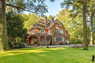 <p><strong>In Vriesdonk, rietgedekte karaktervolle villa met authentieke elementen, prachtige parktuin, hoge plafonds en veel verbouwingspotentieel! Grondoppervlakte is ca. 13.670m² (inclusief bouwgrond van ca. 4.543m²!).</strong><br /><br /><strong>De gelijkvloerse verdieping:</strong><br />- Een <strong>inkomhal </strong>met <strong>vestiaire</strong>, gastentoilet en handenwasser<br />- <strong>Middels glazen deur </strong>naar centrale <strong>majestueuze ontvangsthal </strong>(22m²) op houten vloer<br />- Een woonkamer (37,4m²)op houten vloer met <strong>open haard (hout) </strong>en deur naar terras/tuin<br />- Een <strong>bar </strong>op vast tapijt en deur naar terras<br />- Een <strong>eetkamer </strong>(28m²) op houten vloer, <strong>open haard (hout) </strong>en deur naar terras/tuin<br />- Een <strong>ruime keuken </strong>(30m²) met gootsteen, kookeiland met o.a. Smeg inductiekookvuur, dubbele Miele vaatwasser, dubbele Siemens ovens, ingebouwde ijskast,...<br />- Een berging c.q. <strong>wasplaats </strong>(11m²)<br />- Een<strong> inpandige garage </strong>(16m²) met manuele poort en aansluiting wasapparatuur</p>
<p><strong>De villa leent zich perfect naar het realiseren van een open leefkeuken (zie nieuwe indeling bij plattegronden op onze site)</strong><br /><br /><strong>De tussenverdieping met nachttoilet en berging</strong><br /><strong>De eerste verdieping:</strong><br />- Een nachthal op houten vloer met gootsteen<br />-<strong>Hoofdslaapkamer </strong>(28m²) met <strong>prachtig zicht </strong>op de tuin <strong>ensuite badkamer</strong> voorzien van ligbad, lavabo, bidet en toilet.<br />-Nog drie slaapkamers (21,6m², 21,6m² en 17m²) waarvan 2 met lavabo en 1 met ingemaakte kast.<br />- Genoemde badkamer is eveneens te bereiken vanuit de nachthal.<br />- Vanuit<strong> 4<sup>de</sup> slaapkamer </strong>toegang tot <strong>5<sup>de</sup> slaapkamer</strong> (23,5m²) bestaande uit <strong>slaapgedeelte en aparte bureelhoek</strong>.</p>
<p>Mogelijkheid tot het realiseren van een tweede badkamer (zie nieuwe indeling bij plattegronden op onze site)<br /><br /><strong>De tweede verdieping:</strong><br />- Een nachthal op houten vloer<br />- nog 3 slaapkamers (20m²- 21,6-15,4m²)<br />- 2 ensuite zolderkamers<br /><br /><strong>inclusief bouwgrond van ca. 4.543m² met een frontbreedte van 34,8m met achterliggend tennisveld<br /></strong><br /><strong>Algemeen:</strong><br />- Een <strong>ruime kelder</strong> aanwezig verdeeld in meerdere kelderbergingen en wijnkelder<br />- Een <strong>achterliggende dubbele garage</strong> met manuele poort en bovenliggende zolderberging<br />- Verwarming d.m.v. radiatoren, bovengrondse stookolietank (Buderus) aanwezig.<br />- <strong>Sfeervolle diepe omheinde parktuin </strong>(163/167 m diep!) met <strong>overdekt terras </strong>aan de villa<br />- <strong>Karaktervolle tijdloze villa</strong> met authentieke elementen, hoge plafonds,...<br />- De achtertuin is <strong>oost gelegen</strong>, verlichte oprijlaan en gevelverlichting <br />-<strong> Volledig te renoveren</strong> maar enorm veel <strong>verbouwingspotentieel</strong><br />- <strong>Rieten dak</strong> is een 5-tal jaren terug de <strong>nodige onderhoudswerken </strong>gekend <br />- Manuele <strong>rolluiken </strong>en functionele luiken aanwezig<br />- Lange oprijlaan welke alle <strong>privacy </strong>biedt, er zijn eveneens <strong>voldoende parkeerplaatsen</strong> op het terrein<br />- Gelegen nabij alle invalswegen, scholen,e.d.</p>
<p><strong>De villa betreft gezien de leeftijd (bouwjaar 1924) van de villa en de huidige bouwmaterialen een totaalverbouwing. De koper dient dan uiteraard ook rekening te houden met het verbouwingsbudget.</strong></p>