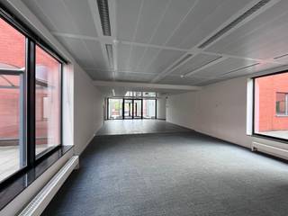 Gelegen in het hart van Zaventem, op een uitstekend bereikbare locatie, bieden wij dit functionele en polyvalente kantoorruimte aan in de...